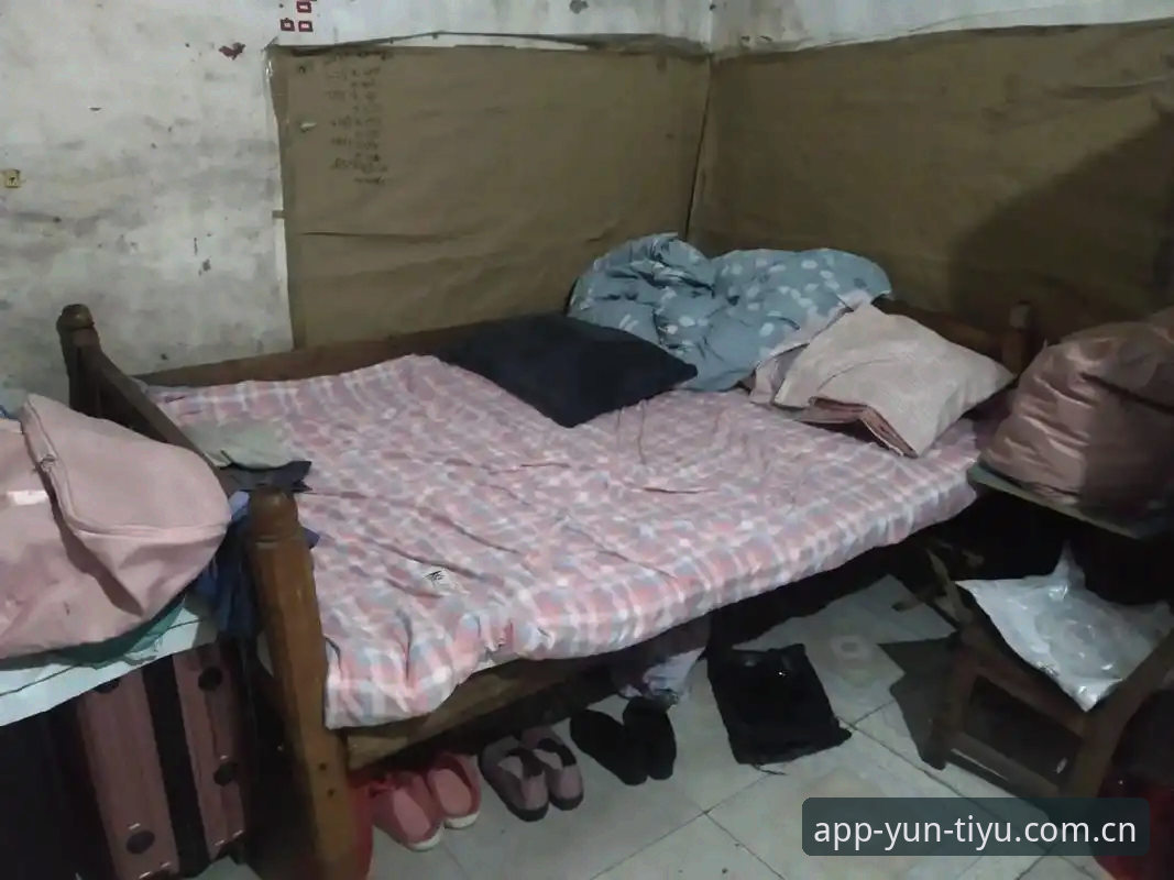 深夜十一点，赵一凡窝在出租屋的沙发上，手机屏幕的微光映着他的脸。英超第27轮，阿森纳对阵曼联，比赛第87分钟，比分还是2:2。他刷新了一次比分，秒变。再刷，没变。心跳跟着球赛的节奏七上八下——可如果连实时比分都不准，看个体育赛事还有什么意思？这恐怕也是每一个点开云体育官网的人，心里最先蹦出的那个问号：云体育赛事比分数据怎么样？