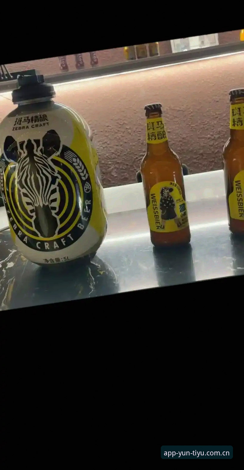 啤酒都没放下就亲上了？这张照片和云体育上的2万点赞，到底在庆祝什么